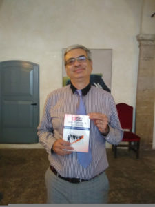 Gaetano presenta il libro all'assemblea